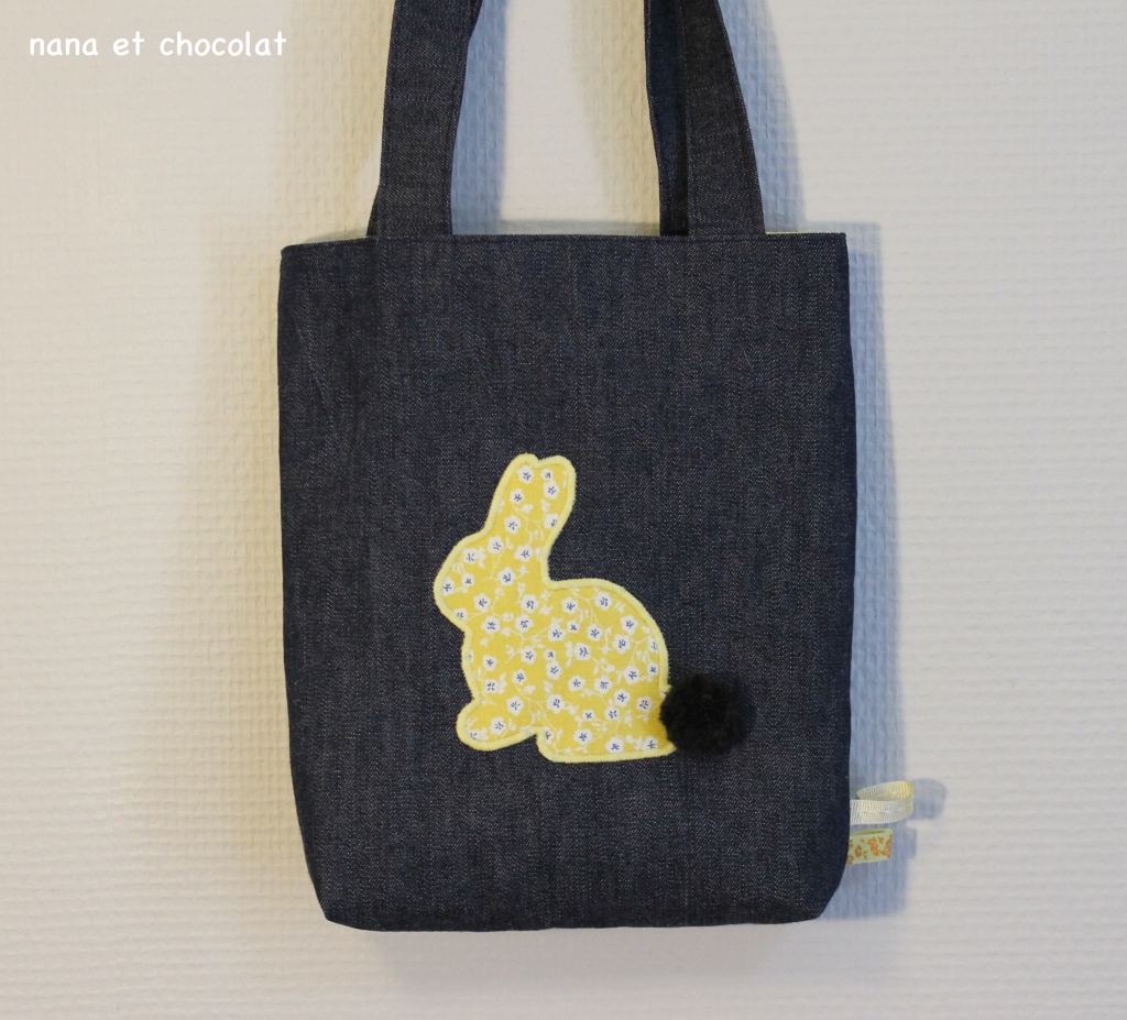 Tote bag pour enfant, spécial Chasse aux Oeufs de Pâques  ( + faire des minis pompons en laine avec une fourchette en images)